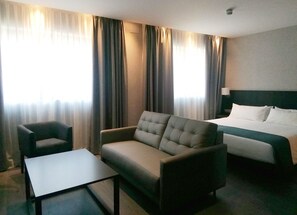 Superior-Dreibettzimmer, Küche | Minibar, Zimmersafe, Schreibtisch, Verdunkelungsvorhänge