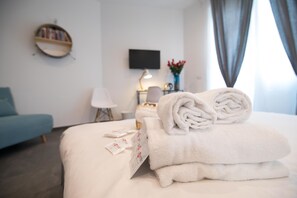City Double Room, 1 Queen Bed | Individually decorated, individually furnished, desk, blackout drapes - Quattro Briganti (Salerno)