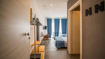 Doppia City, 1 letto queen, vista città | Con stile personalizzato, con arredamento individuale, una scrivania