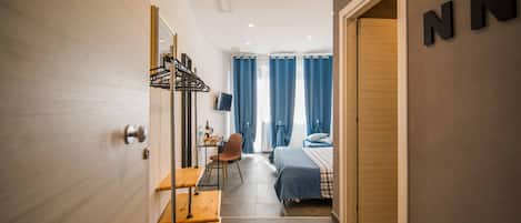 Habitación doble urbana, 1 cama Queen size, vista a la ciudad | Decoración personalizada, muebles diferentes y escritorio