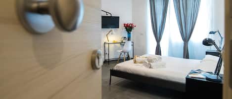 City tweepersoonskamer, 1 queensize bed | Individueel gedecoreerd, individueel gemeubileerd, een bureau