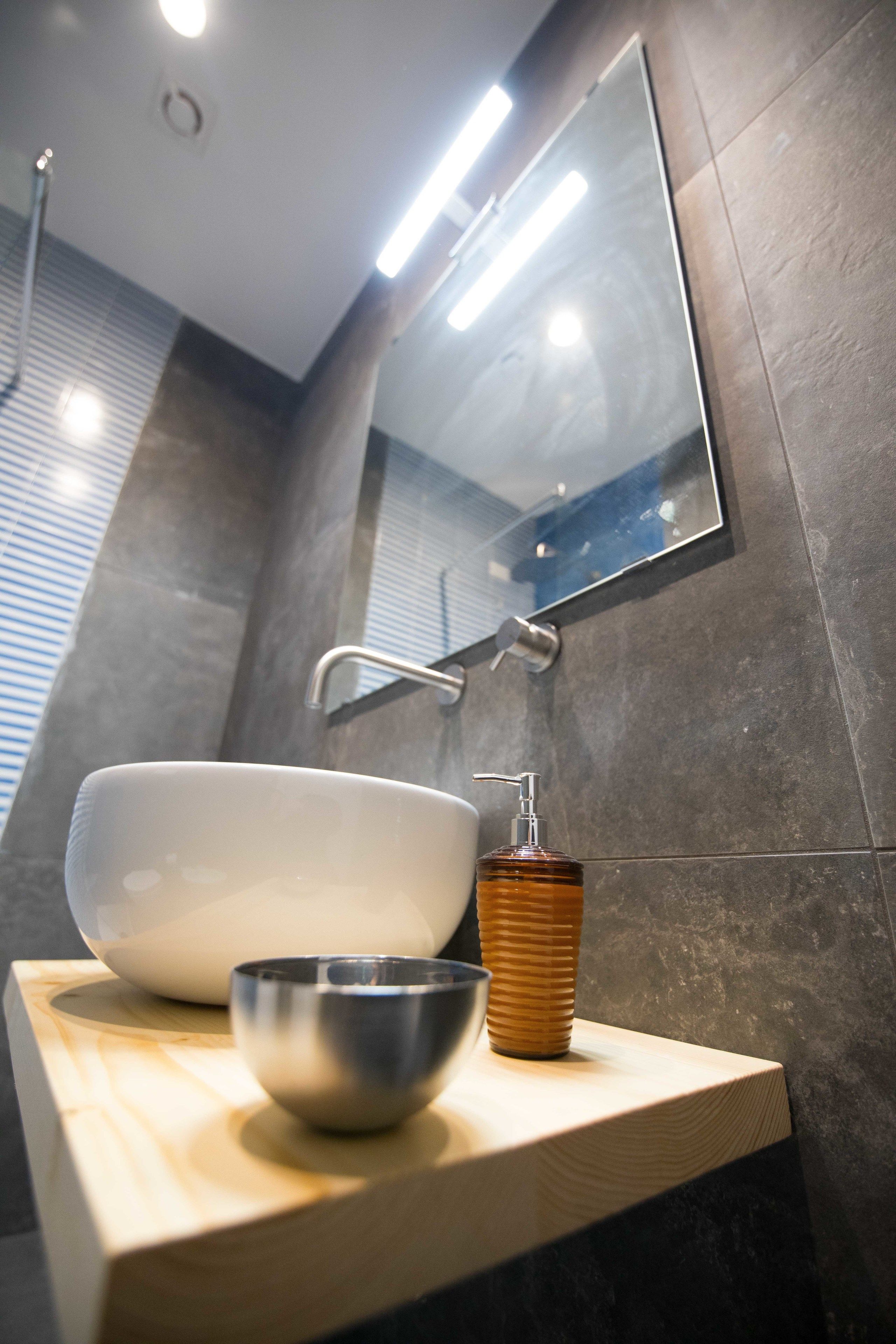 Ducha, artículos de tocador gratuitos, secador de pelo, bidet