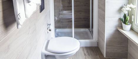 Standard-dobbeltværelse - 1 queensize-seng | Badeværelse | Bruser, brusehoved med spredningseffekt, gratis toiletartikler