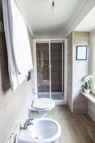 Standard Double Room, 1 Queen Bed | Bathroom. Hotel Centro