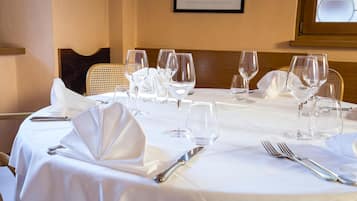 Se sirven desayunos, comidas, cenas y cocina italiana