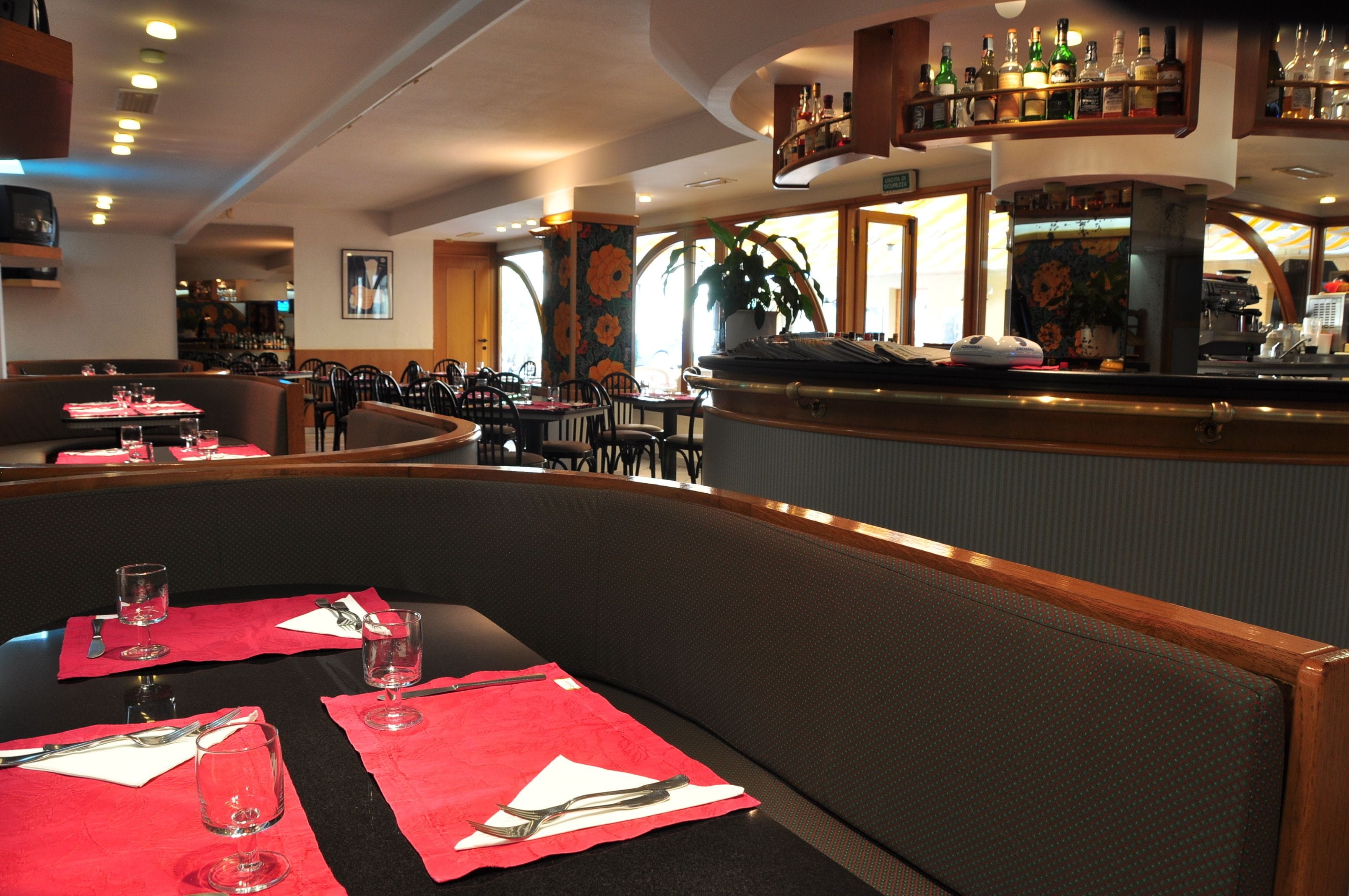 Aperto a colazione, pranzo e cena, cucina italiana 