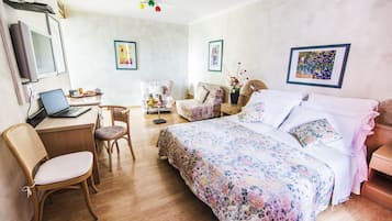 Una scrivania, tende oscuranti, culle/letti per bambini (gratuiti)