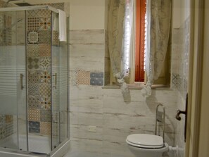 Habitación doble, baño privado (Fiori d'Arancio) | Baño | Regadera, amenidades de baño gratuitas, secadora de cabello, bidet