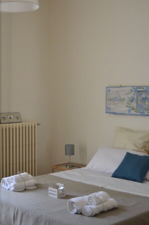Habitación doble, baño compartido (Jasmine Scent) | Escritorio y wifi gratis