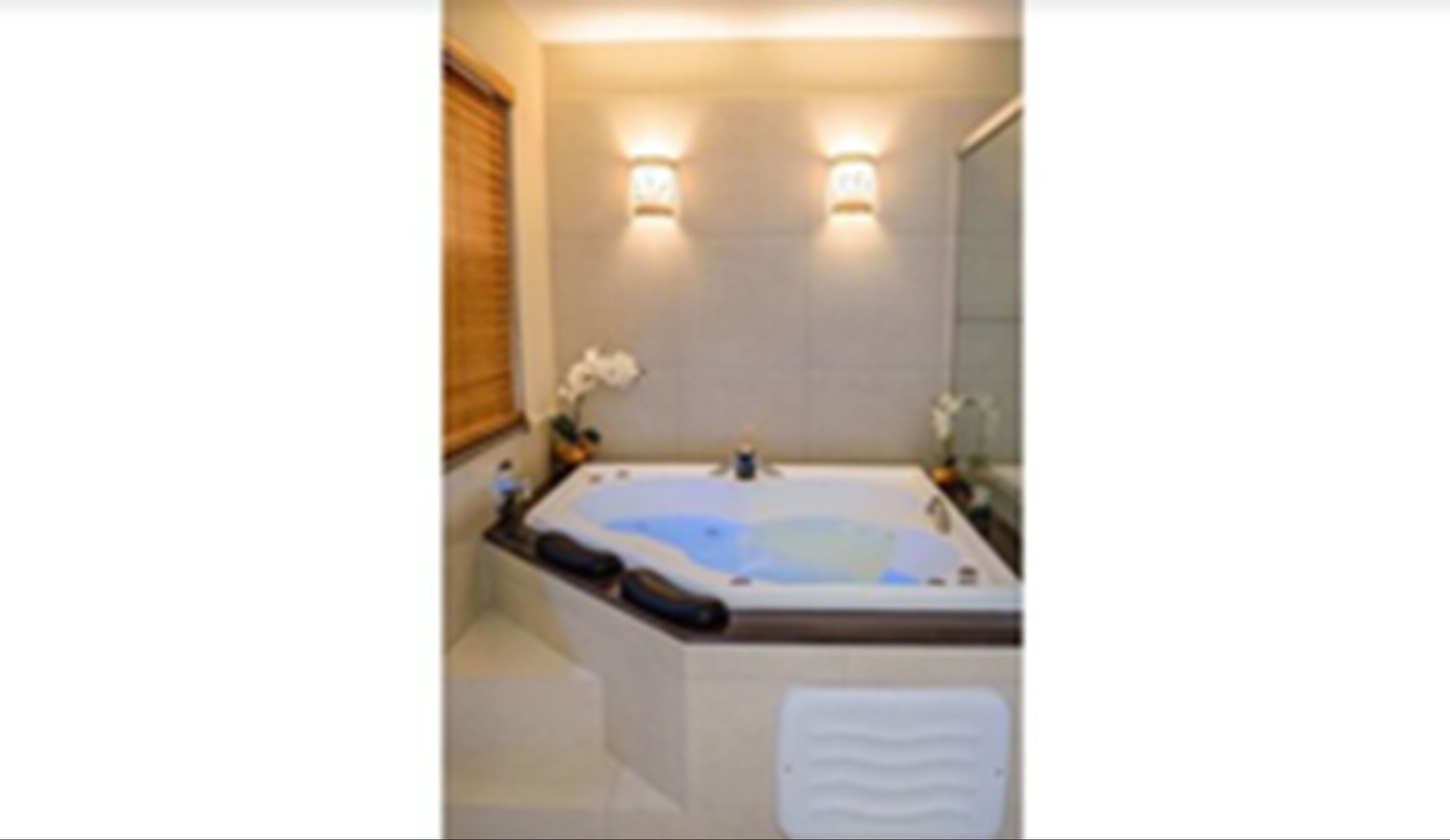 deluxe suite (master) | jetted bathtub