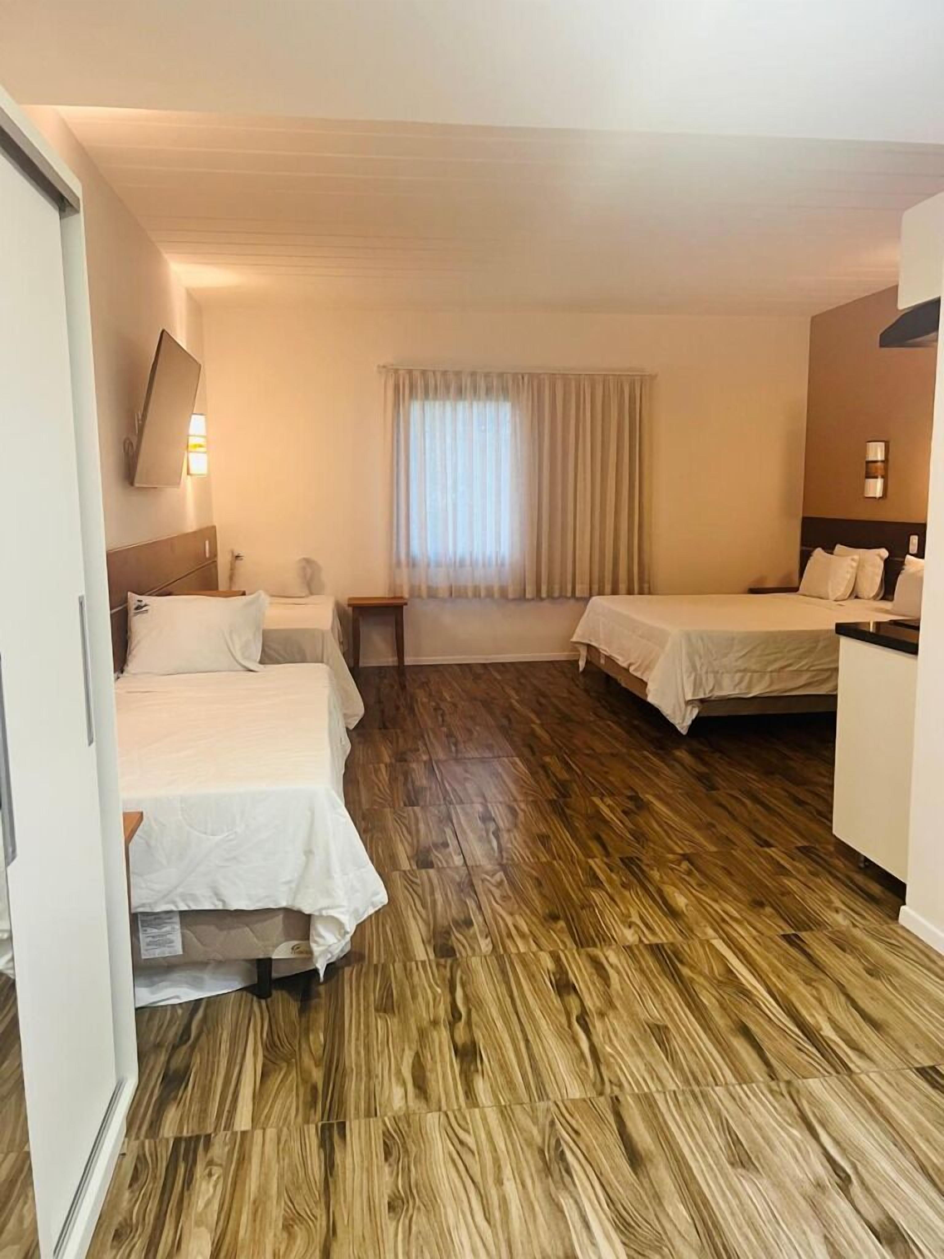 جناح إستديو عائلي | ميني بار وستائر تعتيم وواي فاي مجانًا وملاءات أسرّة