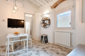 Apartamento conforto, 2 quartos | Área de estar | TV de tela plana