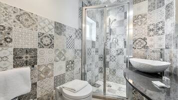 Comfort-Apartment, 2 Schlafzimmer | Badezimmer | Dusche, Haartrockner, Bidet, Handtücher