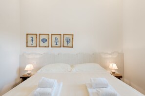 Appartement Confort, 2 chambres | 2 chambres, ameublement personnalisé, bureau, fer et planche à repasser