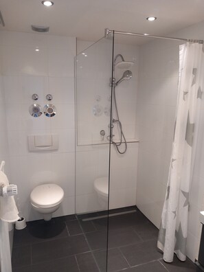 Apartamento luxo, terraço (Nr.8) | Banheiro | Chuveiro, secador de cabelo, toalhas de banho, papel higiênico