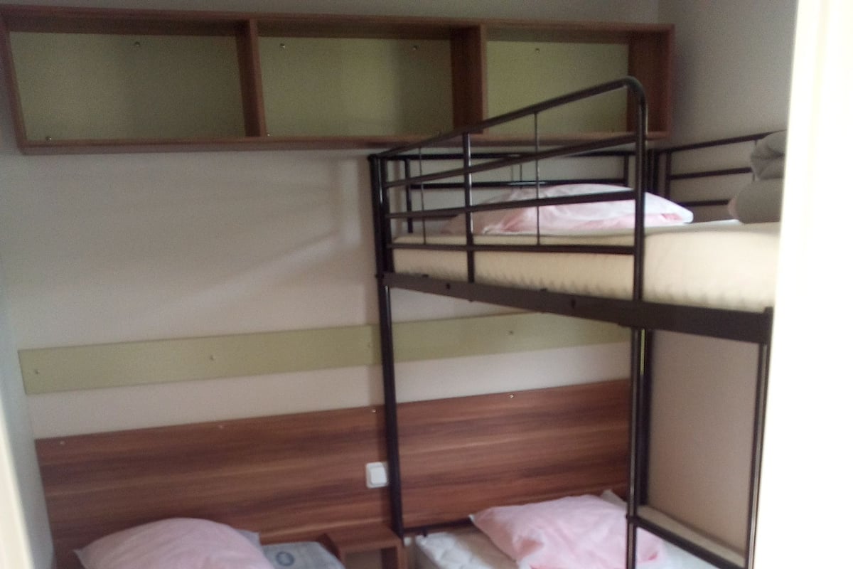 Mobil Karavan, 2 kamar tidur | Setrika/meja setrika dan tempat tidur bayi (biaya tambahan)