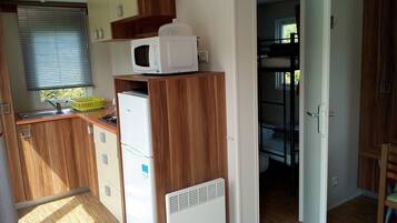 Casa rodante, 2 habitaciones | Cocineta privada | Refrigerador con congelador, microondas y parrilla de estufa