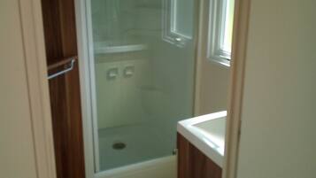Mobile Home, 2 Bedrooms | Pancuran Bilik Mandi