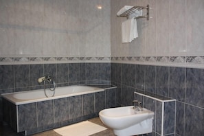 Deep soaking tub, free toiletries, hair dryer - Hostal La Maya (Cercedilla)