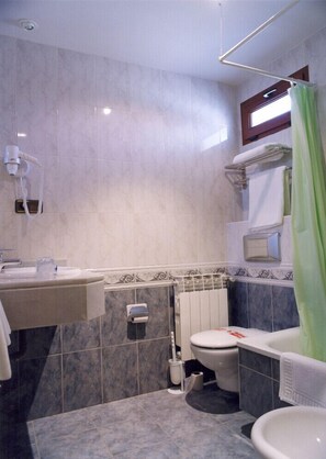 Deep-soaking bathtub, free toiletries, hair dryer