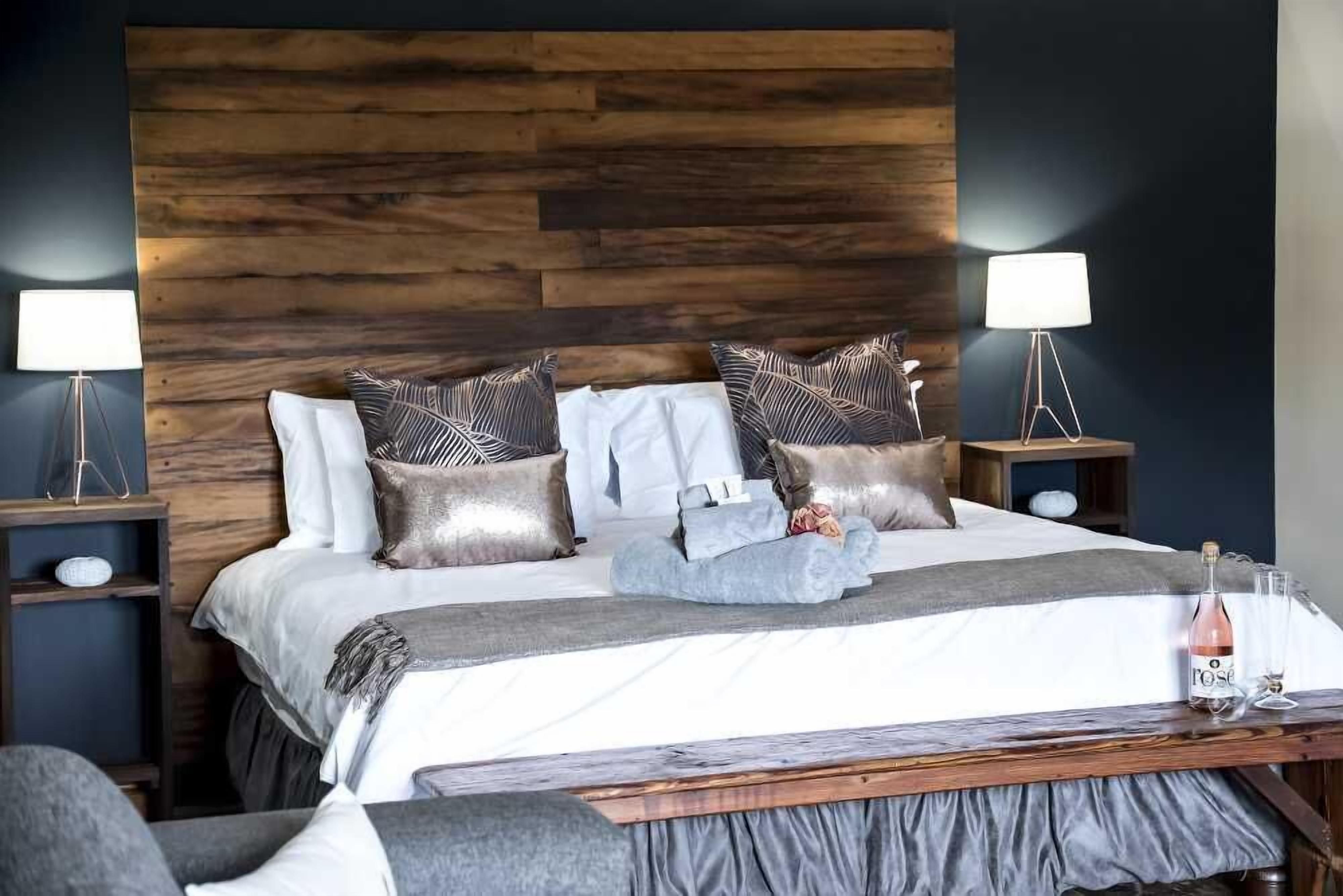 Executive Room | Minibar, in-room safe, iron/ironing board, free WiFi