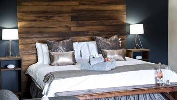 Executive Room | 1 bedroom, minibar, in-room safe, iron/ironing board