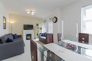 Apartamento, 2 quartos | Opções para refeição no quarto