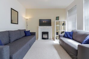 Apartamento, 2 quartos | Sala de estar | TV de plasma