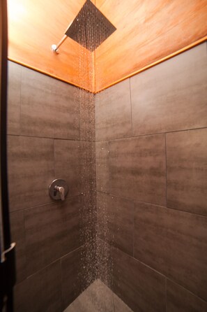 Deluxe Room, 1 Bedroom, Lagoon View, Over the water | Chuveiro