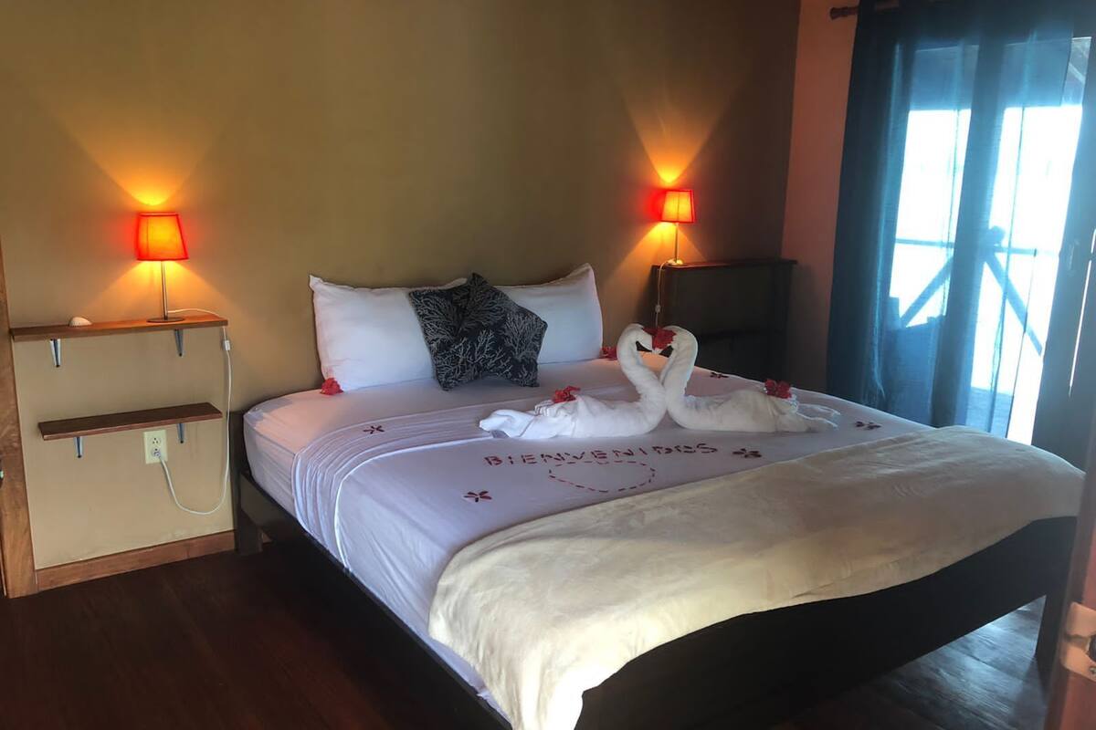 Deluxe Room, 1 Bedroom, Lagoon View, Over the water | 1 soverom, wi-fi (inkludert) og sengetøy