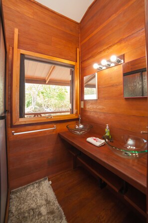 Deluxe Room, 1 Bedroom, Lagoon View, Over the water | Lavabo de la salle de bain
