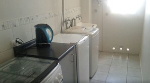 Apartamento, 3 habitaciones, baño privado | Cocina privada | Frigorífico, microondas, horno y placa de cocina