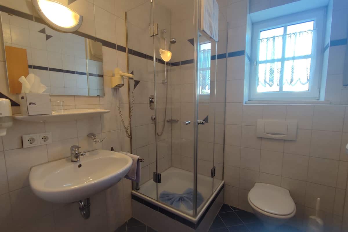 double room | bathroom | shower, free toiletries, hair dryer, towels
