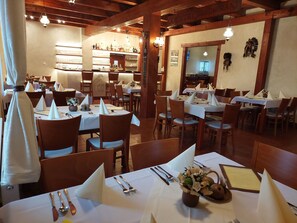 供应早餐、午餐和晚餐,烤肉