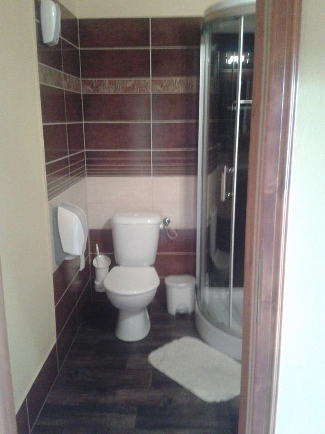 Une salle de bain équipée de toilettes, d’un bidet et d’une douche.