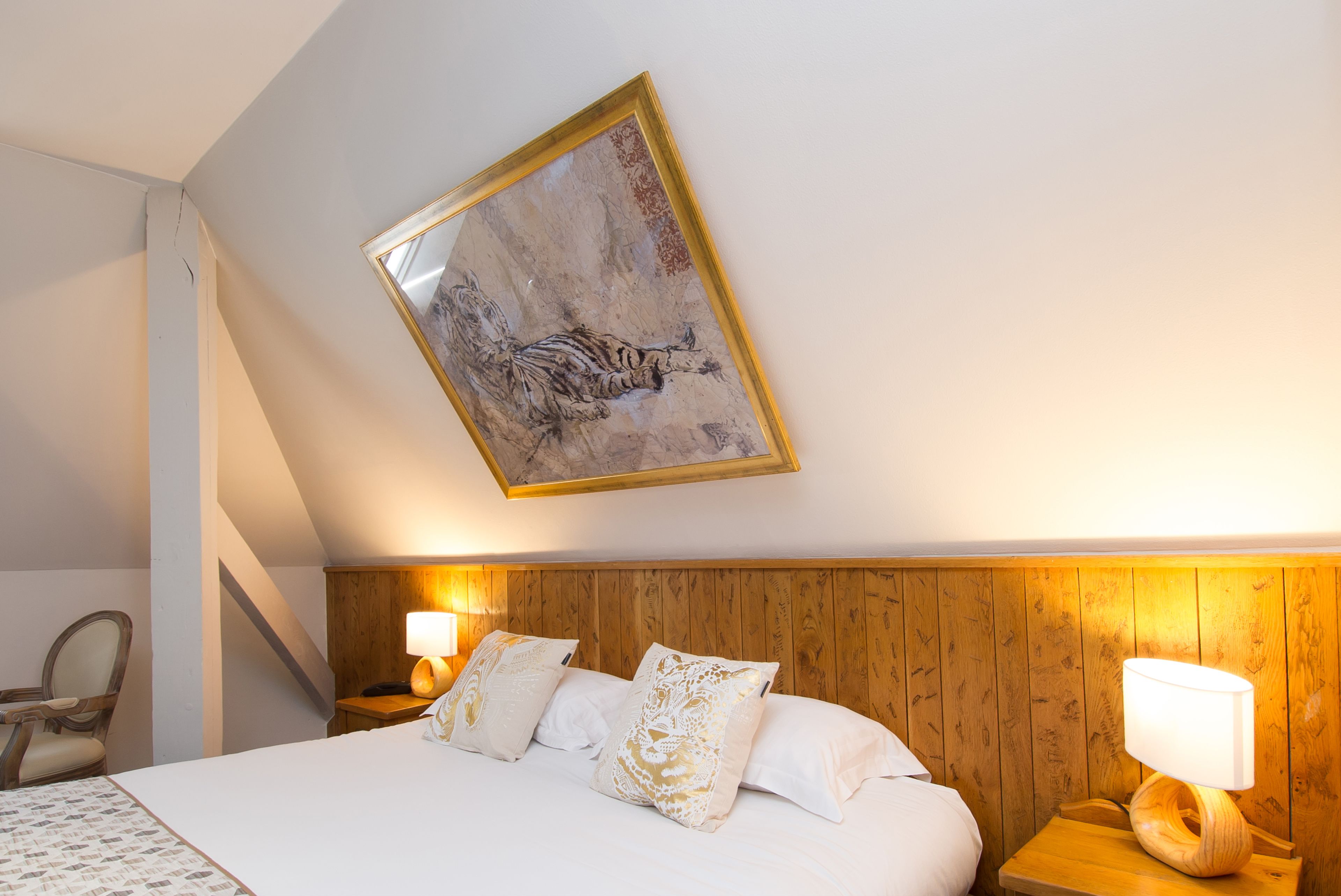 suite (afrique) | desk, laptop workspace, blackout curtains, soundproofing