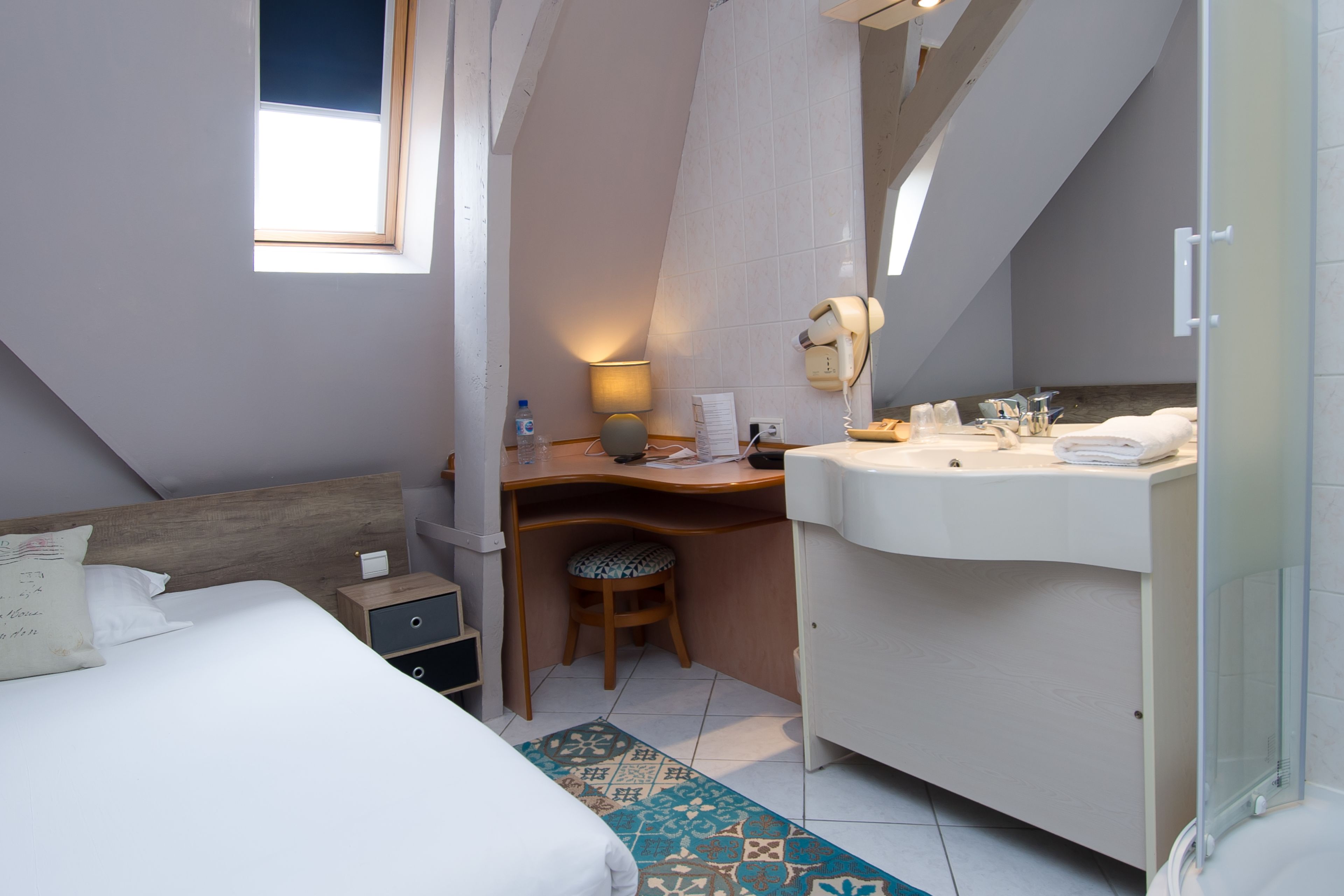 double room single use (budget) | desk, laptop workspace, blackout curtains, soundproofing