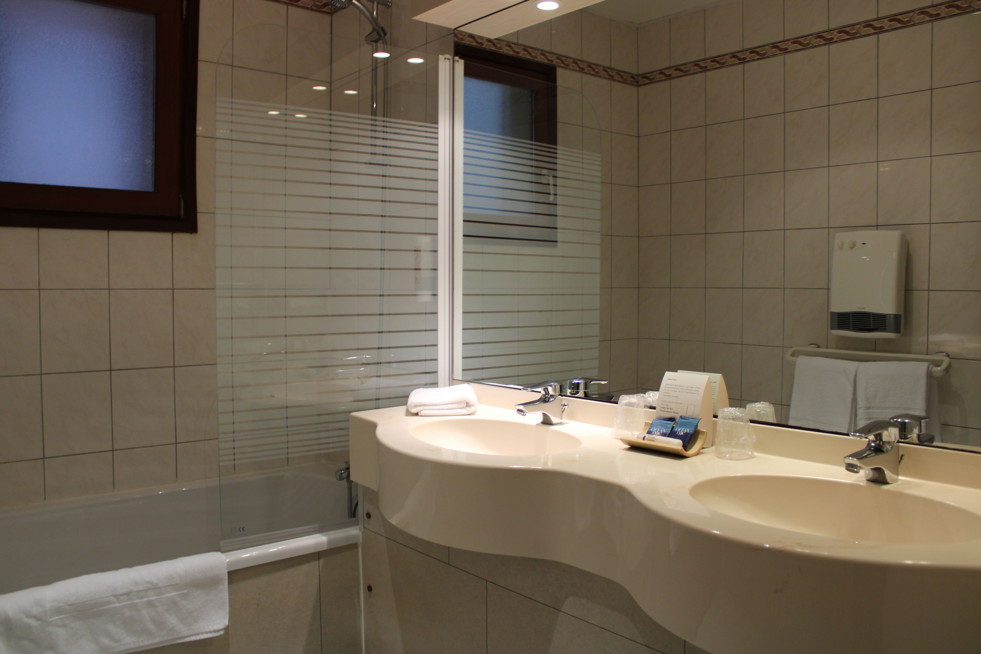standard double room | bathroom | free toiletries, hair dryer, towels