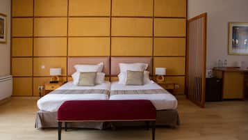 Superior suite, terras | Een bureau, een laptopwerkplek, verduisterende gordijnen