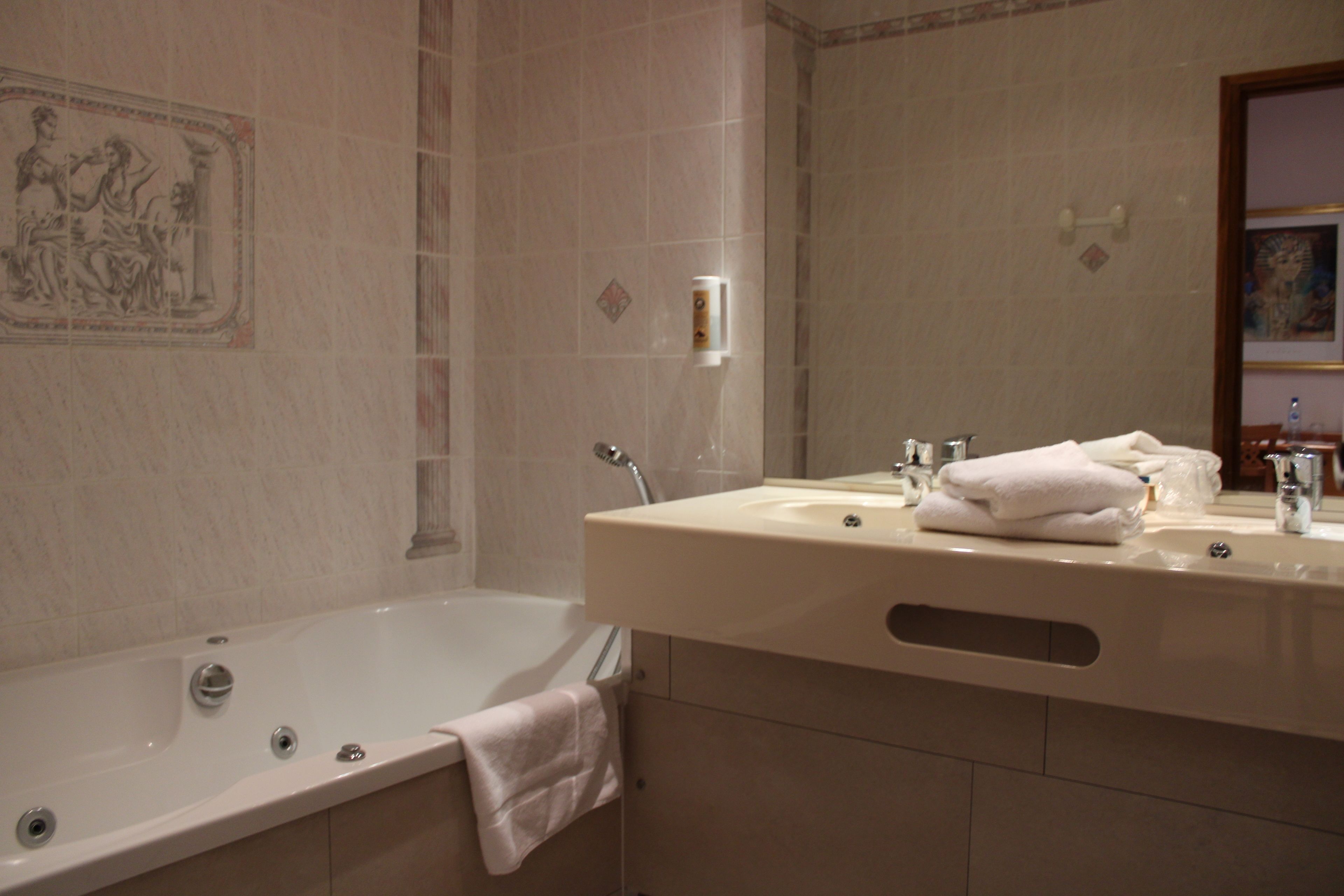 suite (afrique) | bathroom | free toiletries, hair dryer, towels