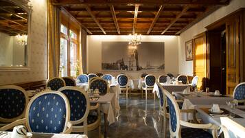 Petit déjeuner buffet servi en semaine (13.00 EUR par personne)