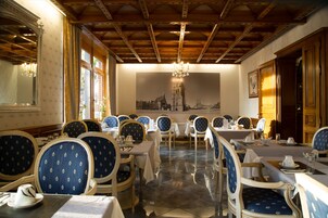 Desayuno buffet los días de semana (EUR 13.00 por persona)