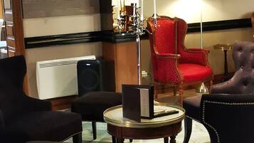 Coin salon dans le hall