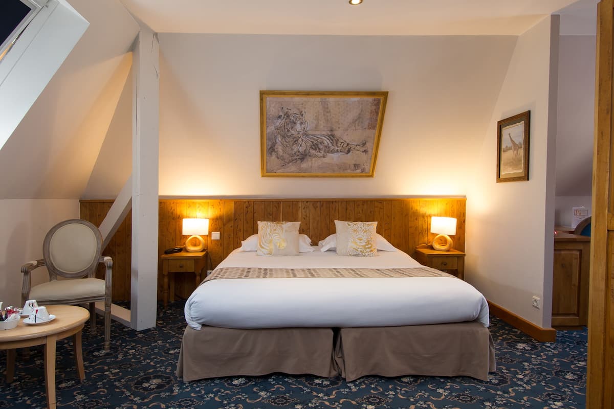 Desk, laptop workspace, blackout curtains, soundproofing