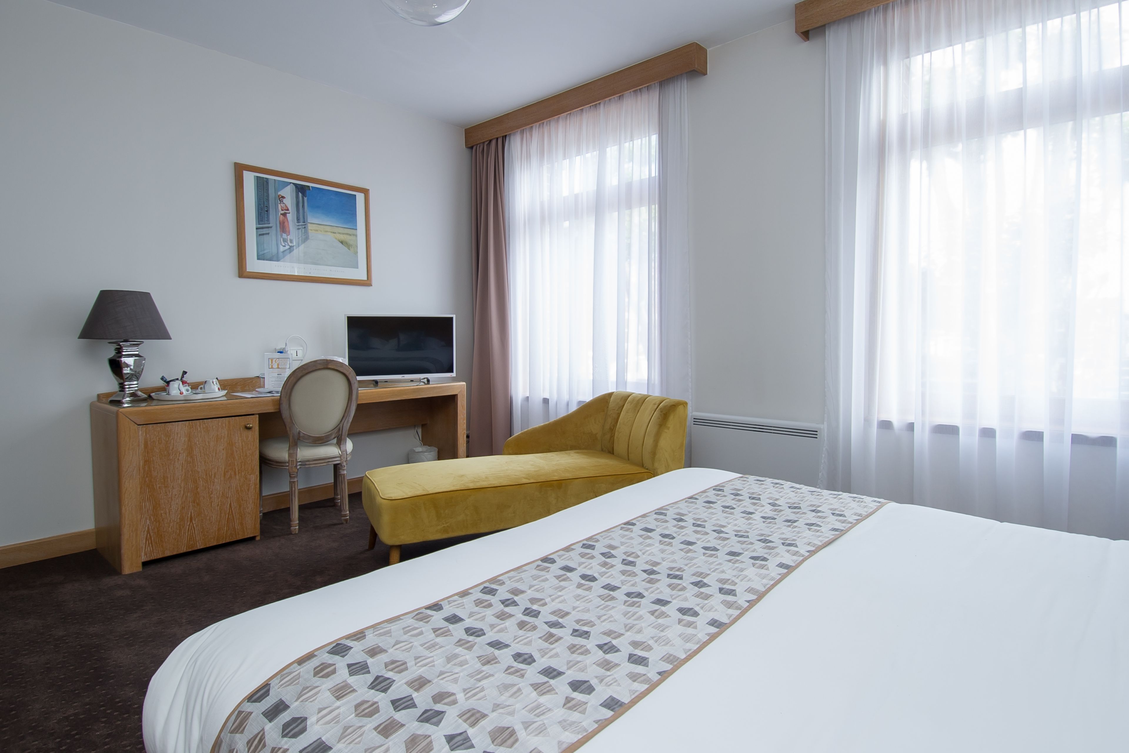 Escritorio, espacio para trabajar con laptop y cortinas blackout 