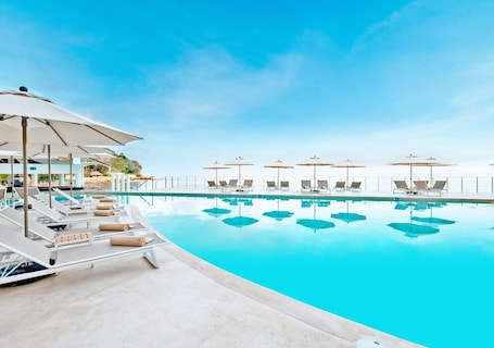 Una piscina techada, 2 piscinas al aire libre, sombrillas
