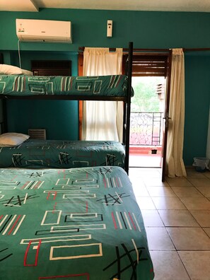 Habitación familiar, baño privado, en una planta alta | Tabla de planchar con plancha y wifi gratis