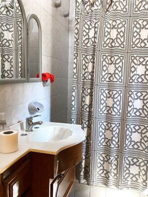 Family Room, Private Bathroom, Tower | Bathroom | Towels - Hostel Punto Patagonico (Neuquén)