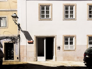 A building with multiple windows, a door, and a street lamp. -  LSA Benformoso by Numa (Lisbon)