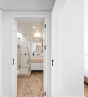 A modern bathroom with a shower, sink, and mirror. -  LSA Benformoso by Numa (Lisbon)
